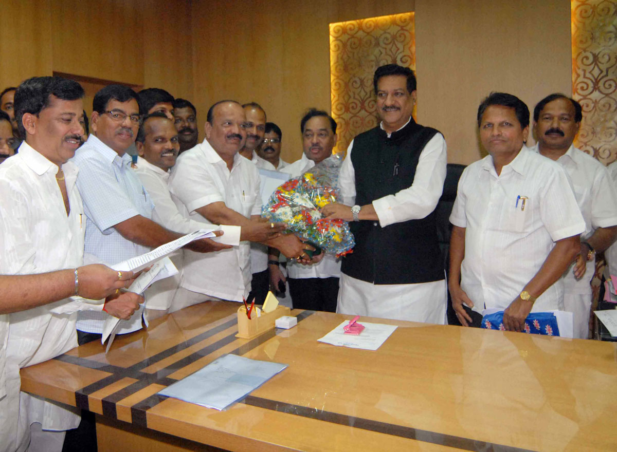 CHIEF MINISTER PRITHVIRAJ CHAVAN & MINISTER NARAYAN RANE AT VIDHAN BHAVAN.