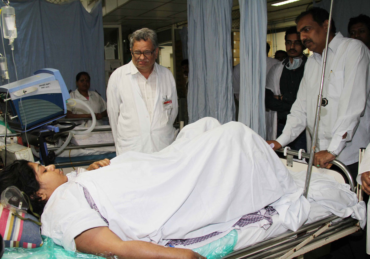 GUARDIAN MINISTER JAYANT PATIL VISITED NAIR HOSPITAL AT MUMBAI CENTRAL.