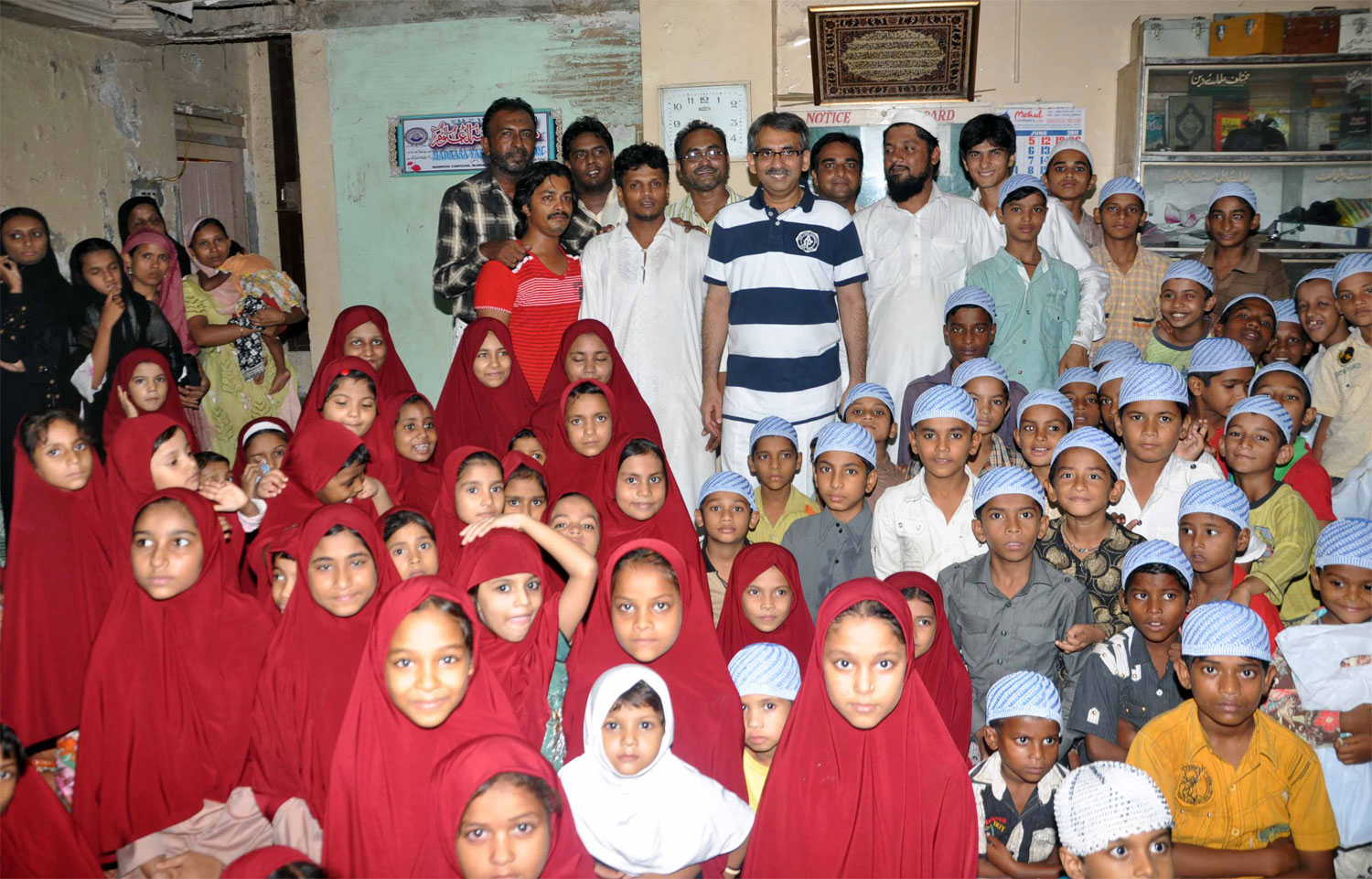 MUMBADEVI TALUKA MLA AMIN PATEL DISTRIBUTION OF UNIFORMS FOR MADARSA STUDENTS AT IMAMBADA DONGRI.