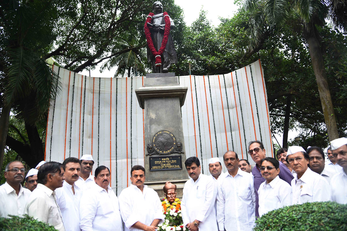MPCC President Ashokrao Chavan & MRCC President Sanjay Nirupam Pay Tribute to Lokmanya Tilak on his Death Anniversary at Girgaon Chowpatty.