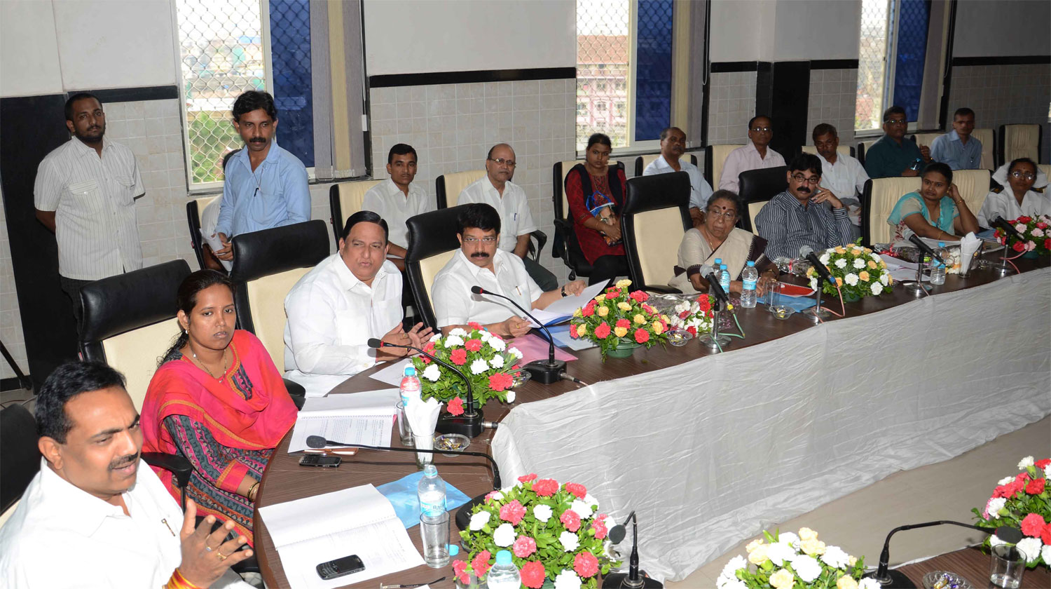 MINISTER JAYANT PATIL, MINISTER VARSHA GAIKWAD & ALL PARTY MLA MEETING AT J J HOSPITAL.