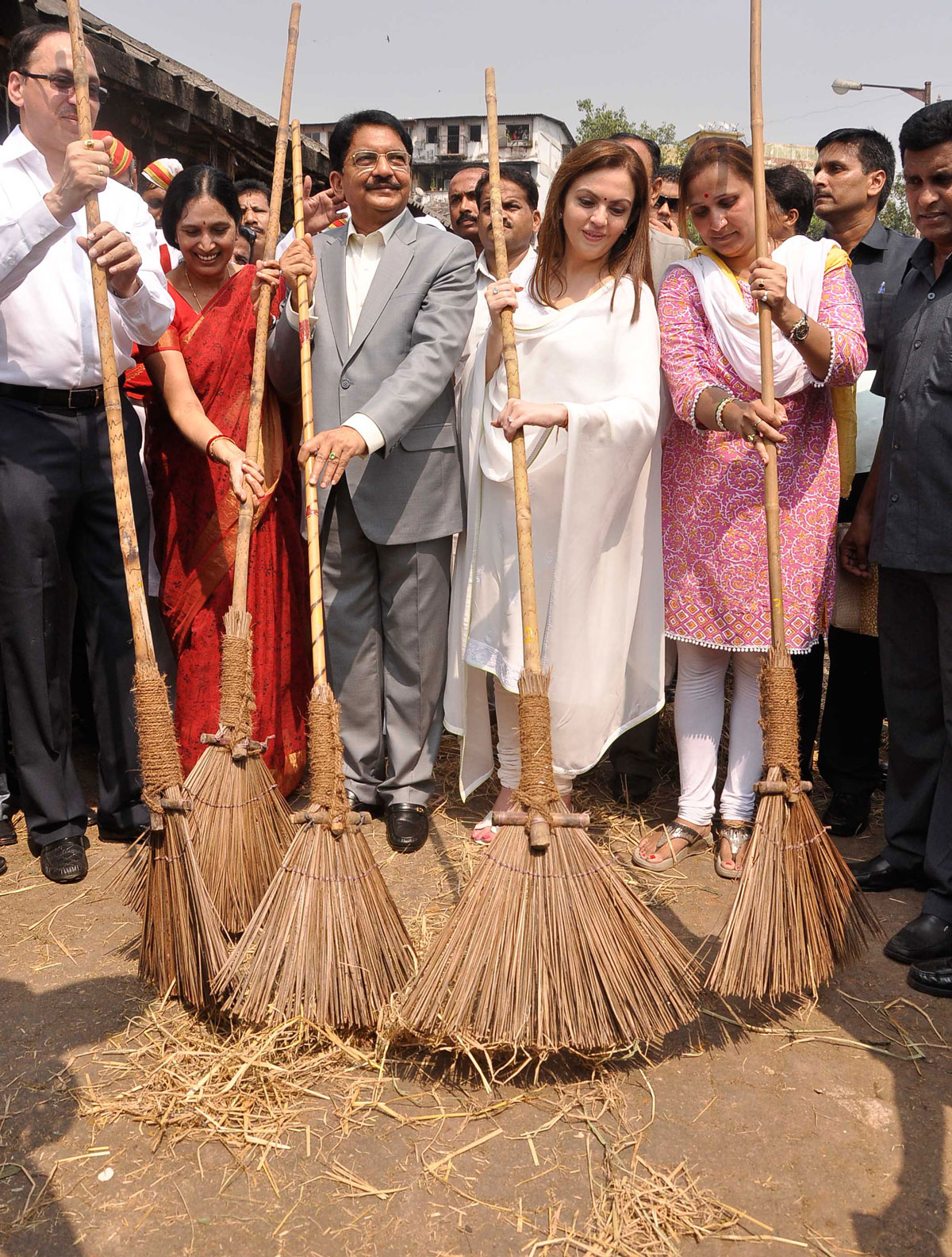 Maharashtra Governor Ch.Vidyasagar Rao with Nita Ambani to launch Swachhata Abhiyan at JJ Hospital ,Byculla Vegetable & Fruit Market.