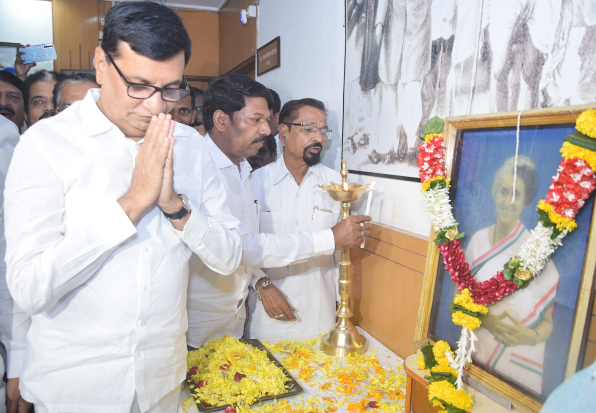 Maharashtra Congress President Balasaheb Thorat, and other leaders and workers in paying floral tributes to Smt.Indira Gandhi on her Birth Anniversary at MPCC office, Tilak Bhavan.