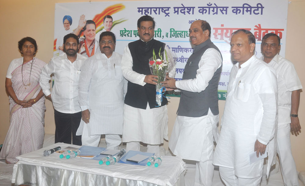 CONGRESS LEADERS MEETS AT GANDHI BHAVAN .