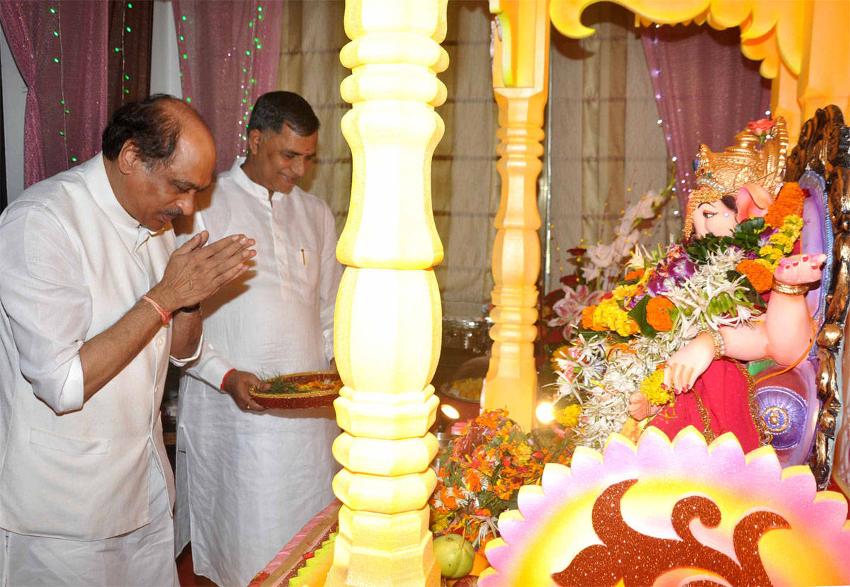 MPCC PRESIDENT MANIKRAO THAKARE VISITED MUMBAI CONGRESS PRESIDENT & MLA KRIPA SHANKAR SINGH RESIDENCE AT BANDRA OCCASION OF ON GOING GANAPATI FESTIVAL.