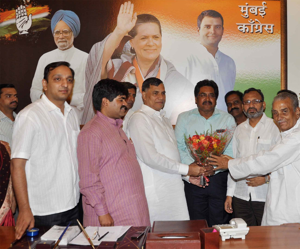MRCC PRESIDENT & MLA KRIPASHANKAR SINGH AT RAJIV GANDHI BHAVAN.