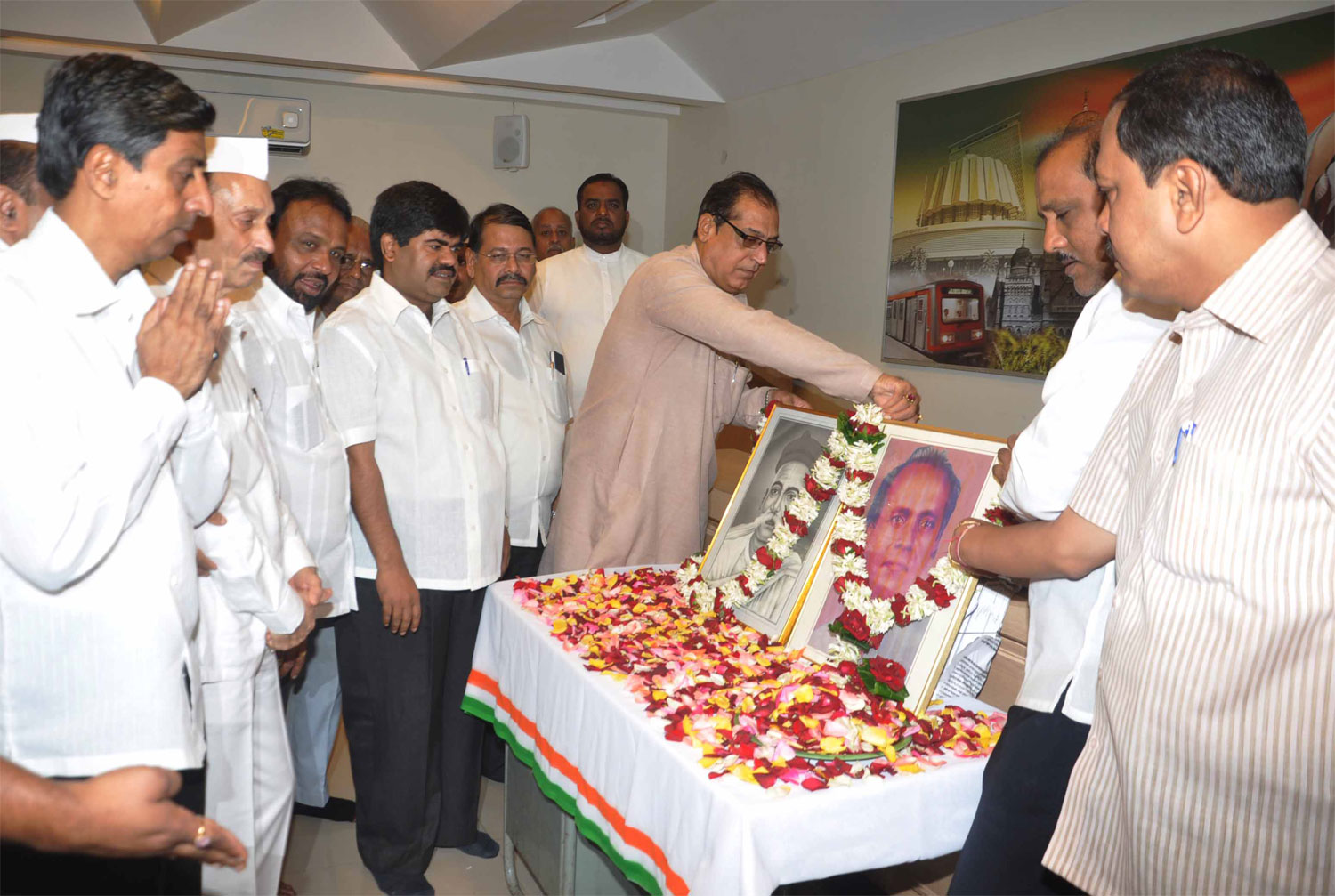 MUMBAI CONGRESS PAYING  TRIBUTE TO LATE LOKMANYA BAL GANGADHAR TILAK ON HIS DEATH ANNIVERSARY & LATE ANNA BHAU SATHE ON HIS BIRTH ANNIVERSARY AT RAJIV GANDHI BHAVAN.