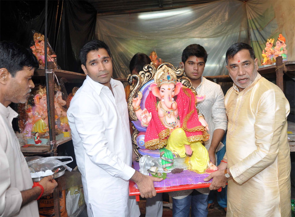 MRCC PRESIDENT & MLA KRIPASHANKAR SINGH DOING GANESH POOJA AT THEIR RESIDENCE IN BANDRA.