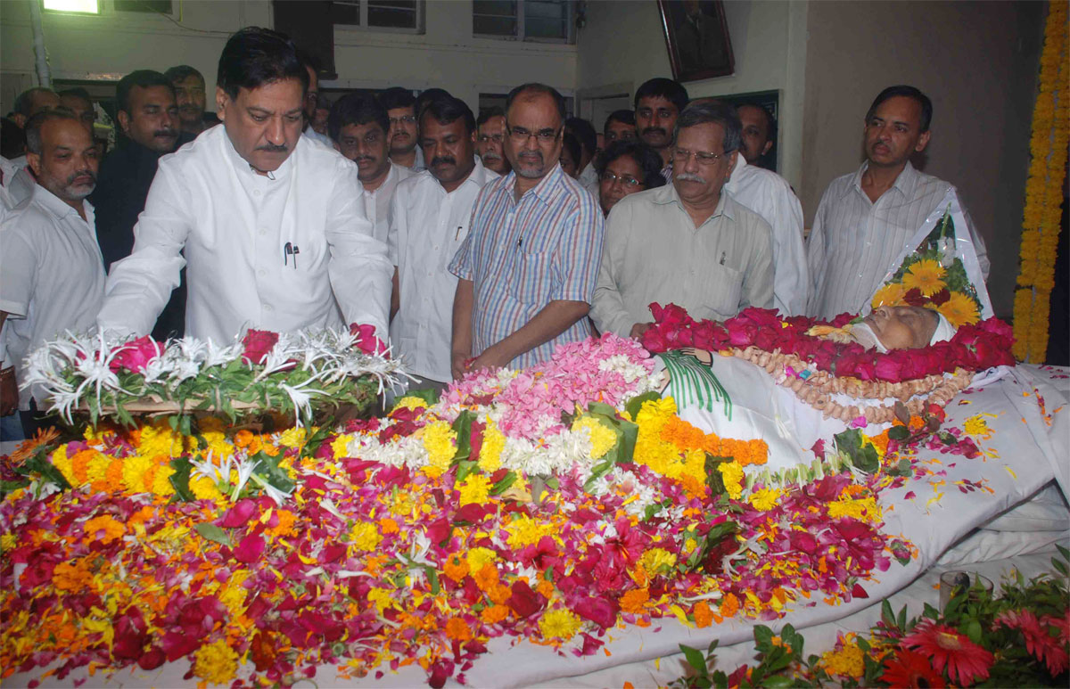 CHIEF MINISTER PRITHVIRAJ CHAVAN  PAYING  HOMAGE TO VETERAN SOCIALIST MRUNALTAI GORE AT GOREGAON .