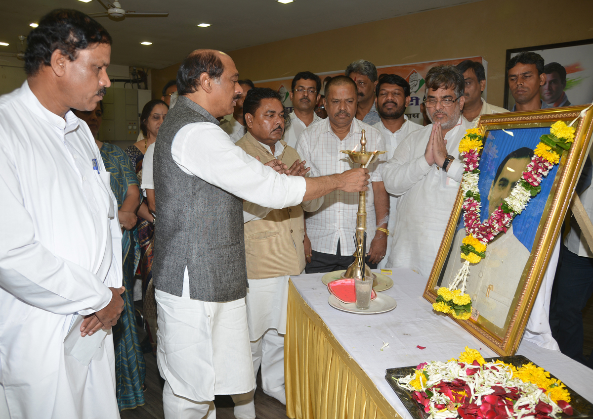MAHARASHTRA STATE CONGRESS PAYING HOMAGE TO BHARAT RATNA LATE PRIME MINISTER RAJIV GANDHI ON HIS BIRTH ANNIVERSARY AT TILAK BHAVAN DADAR.