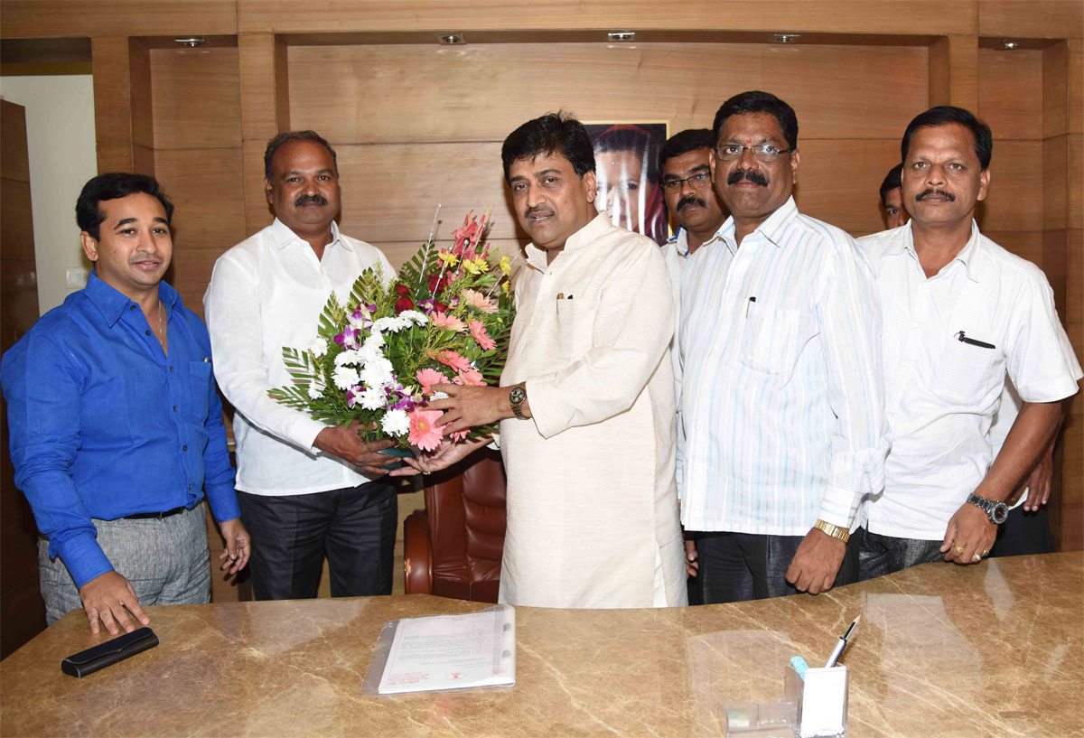 Sindudurgh Vaibhavwadi Newly Elected Nagar Adhyaksha meets Ex.Chief Minister & MPCC President Ashokrao Chavan at Gandhi Bhavan in Chief Presence of Yuva Leader MLA Nitesh Narayanrao Rane.