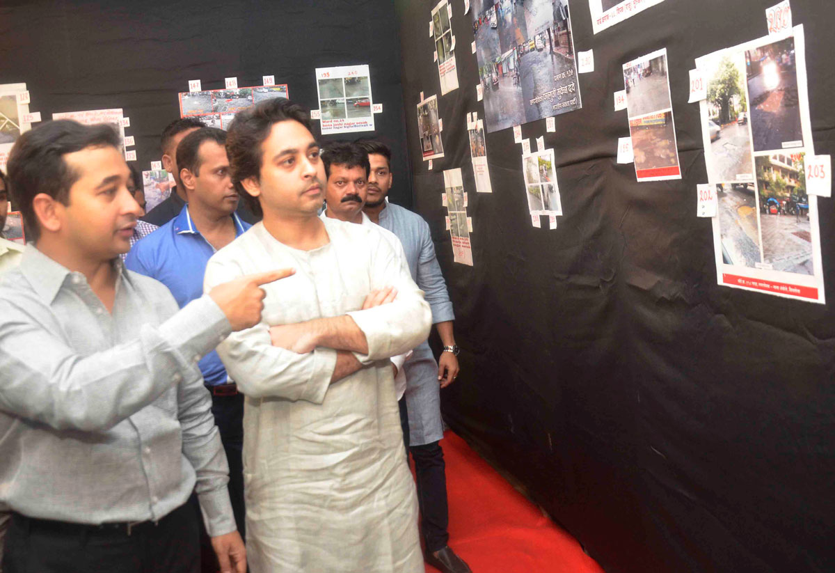 Mumbai Poth Holes Exihibition by MLA Nitesh Rane at Marathi Patrakar Sangh Azad Maidan.