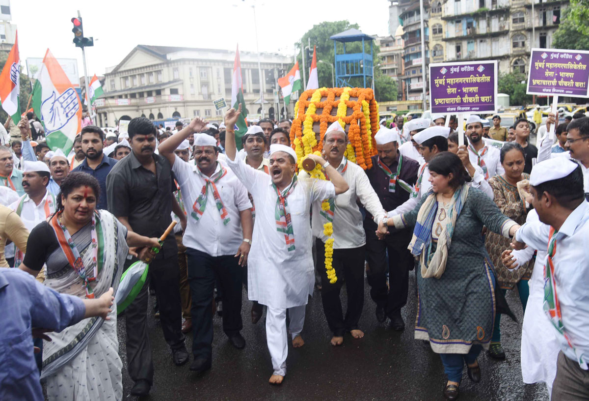 Mumbai Congress under Leadership of MRCC President Sanjay Nirupam "Potholes Dindi " Protest March against Shivsena- BJP at CST Mumbai.