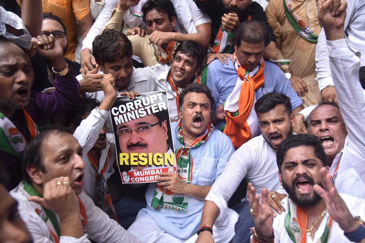 Mumbai Congress President Sanjay Nirupam with Team Protest against Corrupt Housing Minister Prakash Mehta at Ghatkopar.