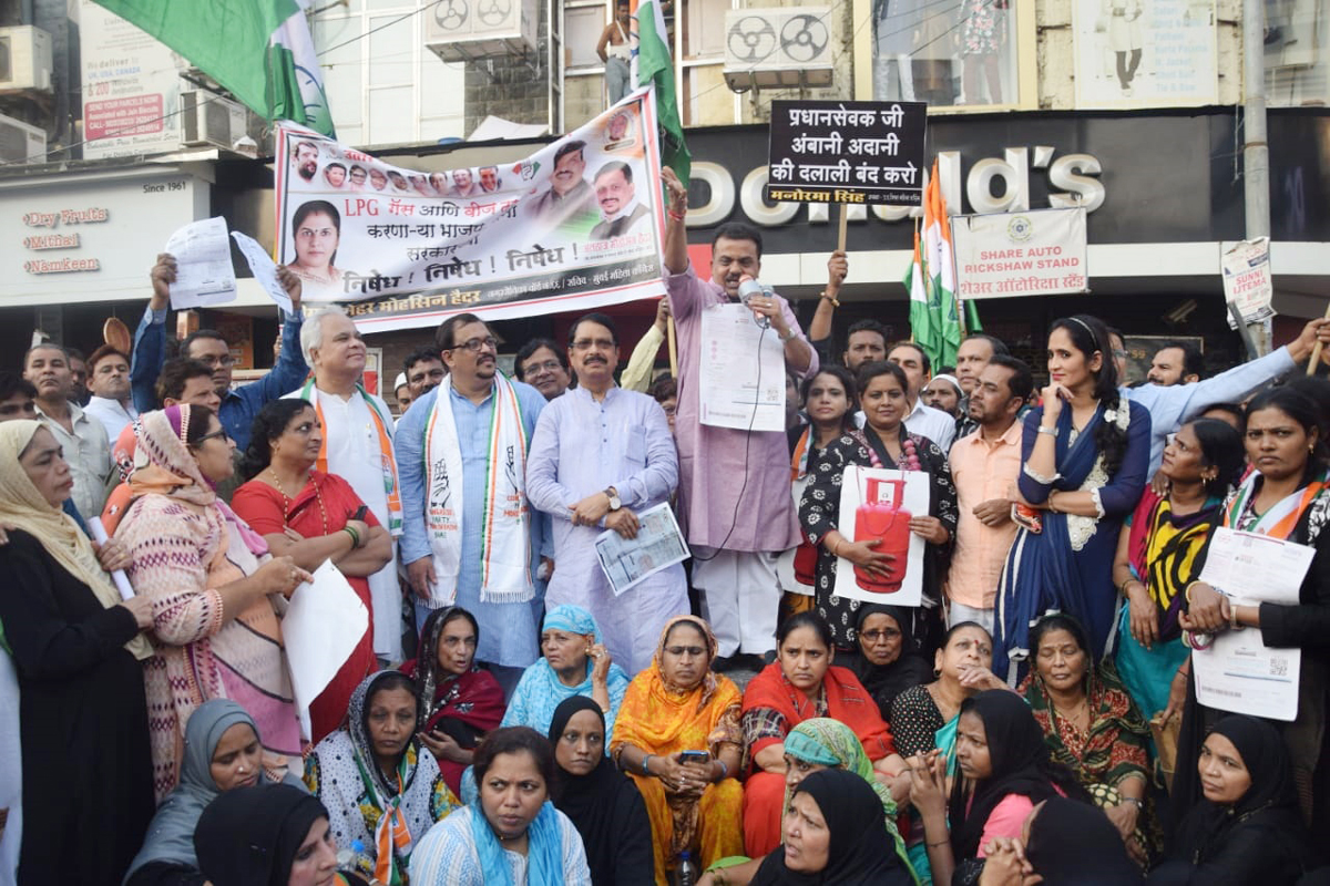 Mumbai Congress & Mumbai Mahila Congress Protest outside Andheri Station.