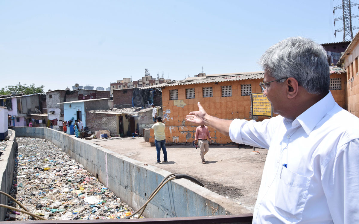 BMC Opposition Leader Ravi Raja visited on issue of Nalla's  Cleanliness in Mumbai.