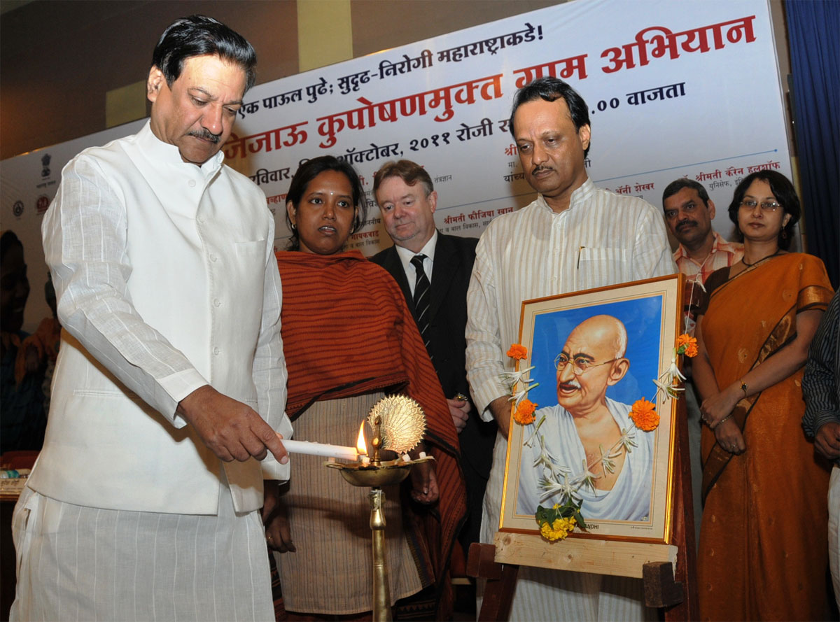 CHIEF MINISTER PRITHVIRAJ CHAVAN & DY.CHIEF MINISTER AJITDADA PAWAR AT Y.B.CHAVAN CENTER.