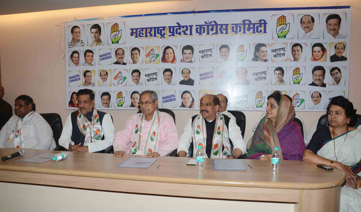 Chief Minister Prithviraj Chavan,Hon'ble incharge of Maharashtra Mohan Prakash & MPCC President Manikrao Thakare at Gandhi Bhavan.