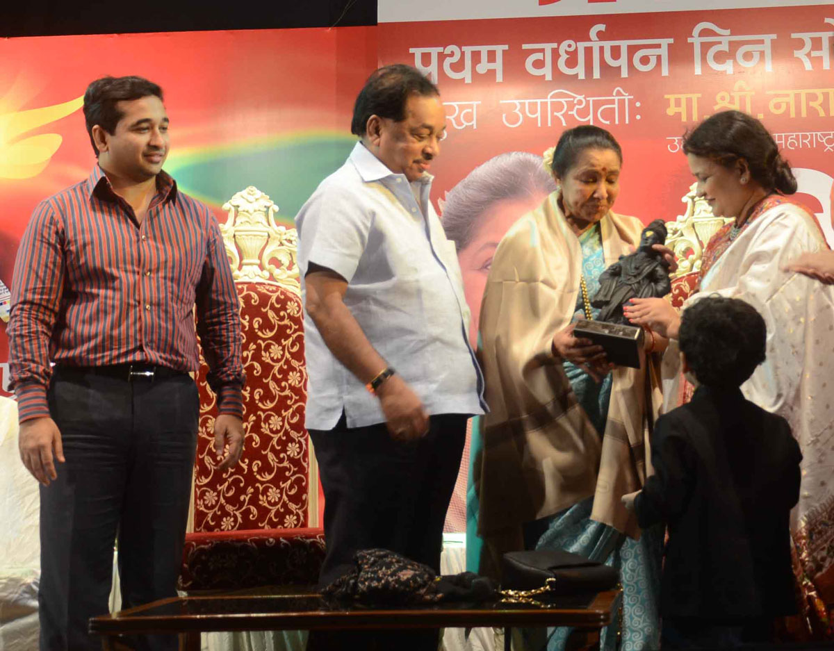 Famous Singer Ashatai & Minister Narayanrao Rane at Ram Ganesh Gadkari Auditorium Thane.