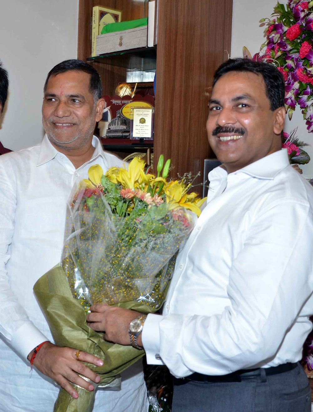 MINISTER MOHD.ARIF NASIM KHAN ON HIS BIRTHDAY TODAY IN CHANDIVLI AT KURLA.