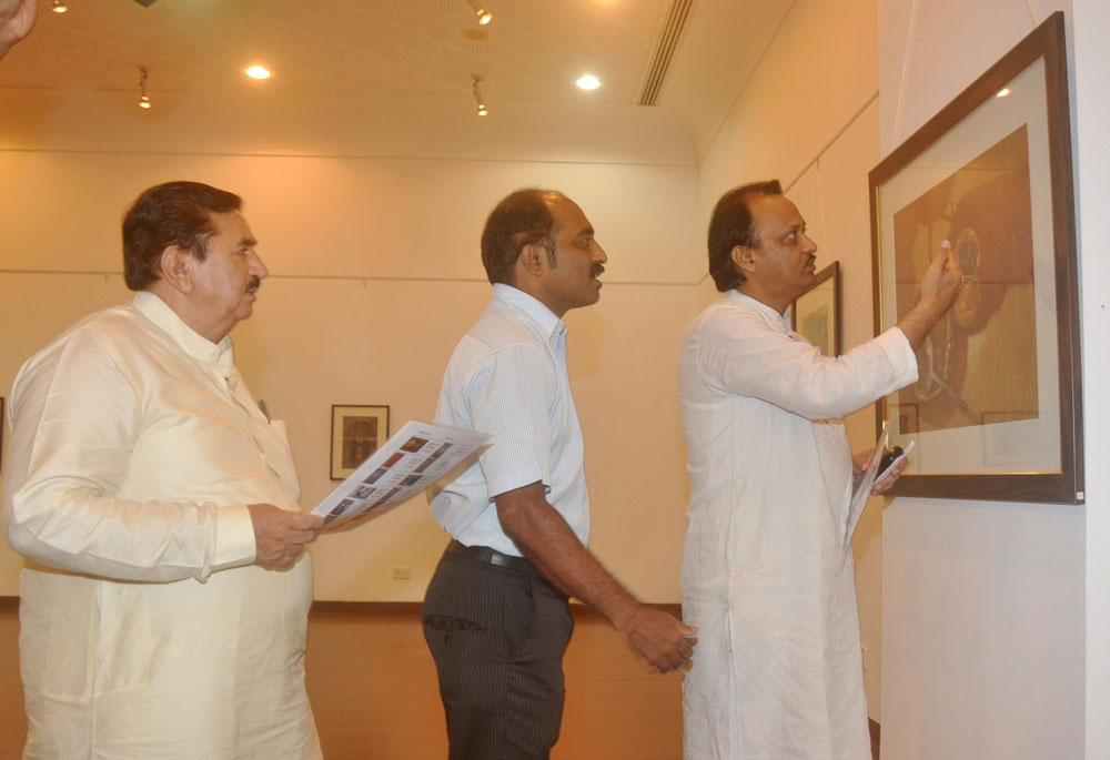 DY.CHEIF MINISTER AJITDADA PAWAR & PRADESH PRESIDENT MADHUKAR RAO PICHED AT NEHRU CENTRE PAINTING EXHIBHITION.