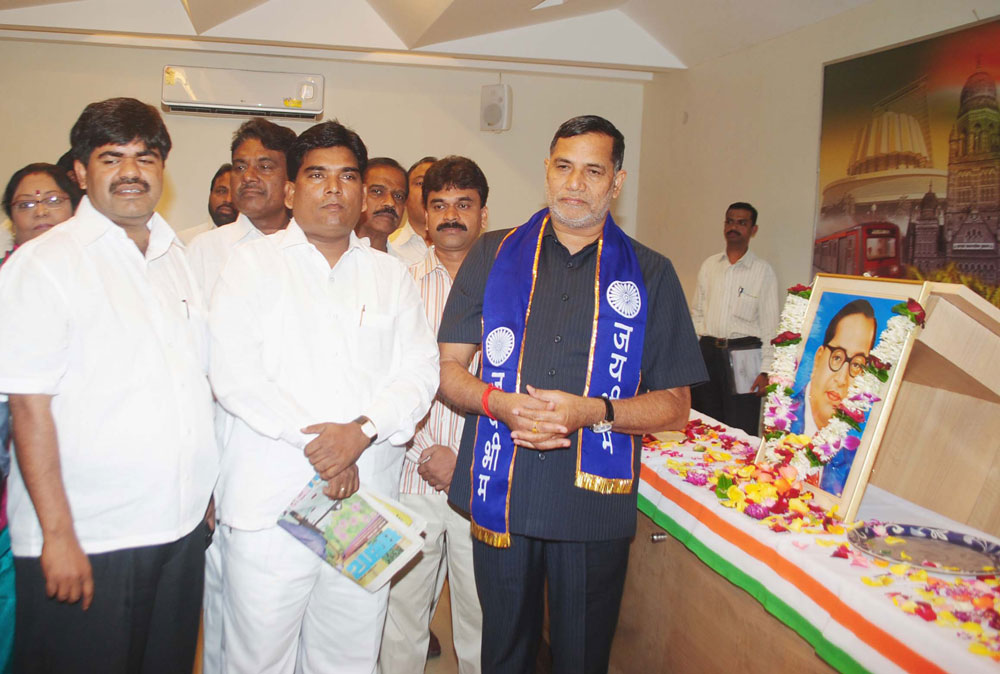 MRCC PRESIDENT KRIPASHANKAR SINGH TRIBUTE TO DR. BABASAHEB AMBEDKAR ON HIS 54th MAHAPARINIRVAN DIN AT AZAD MAIDAN RAJIV GANDHI BHAVAN.