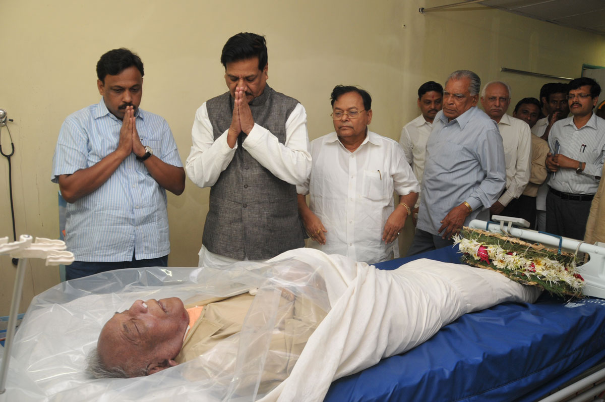 NEW CHIEF MINISTER PRITHVIRAJ CHAVAN FELICITATED AT MAHARASHTRA PRADESH CONGRESS AT  TILAK BHAVAN DADAR