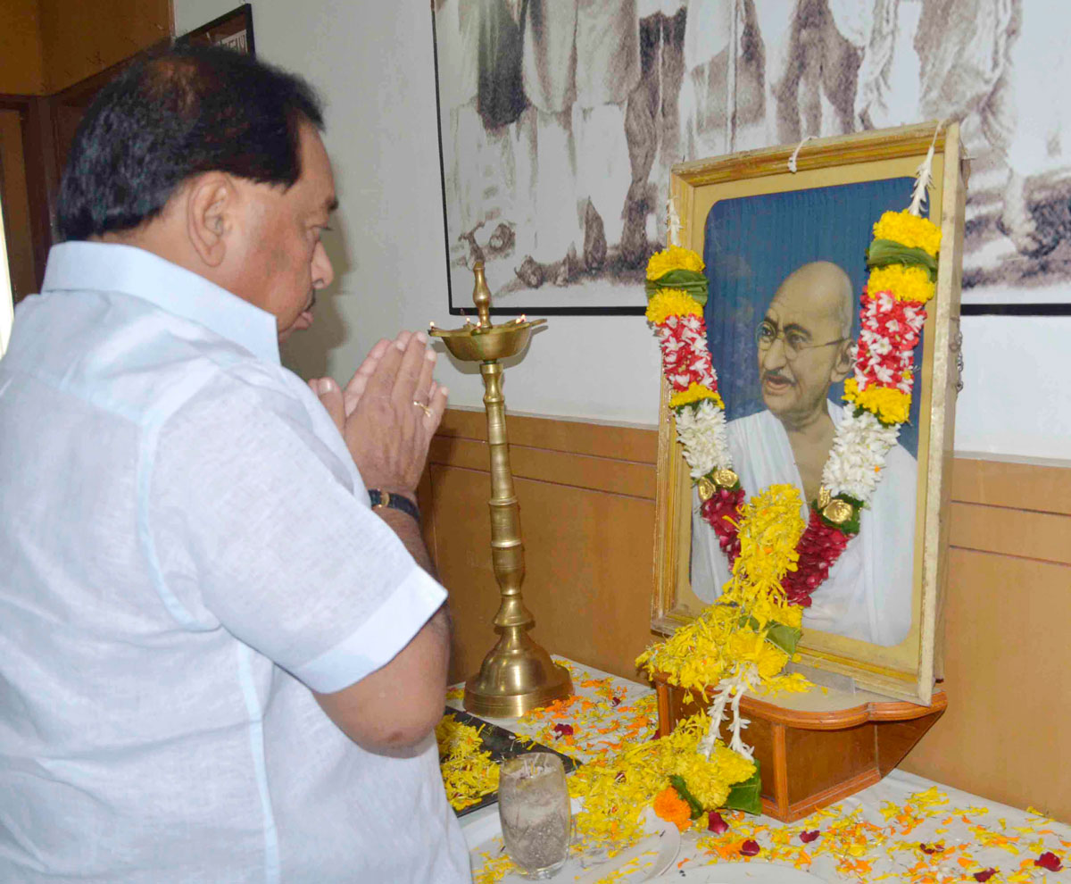 Maharashtra State Congress Paying Tribute to Father of the Nation Mahatma Gandhi on his Death Anniversary at Tilak Bhavan Dadar.