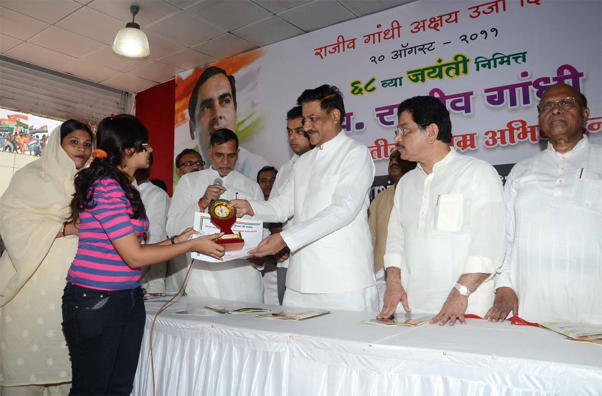 MUMBAI CONGRESS PRESIDENT MEETS GOVERNER Hon"ble K. SHANKARNARAYANAN WITH NSUI TEAM.