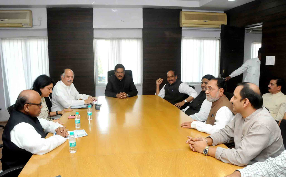 Chief Minister Prithviraj Chavan with Congress Party Leaders at Mantralay.