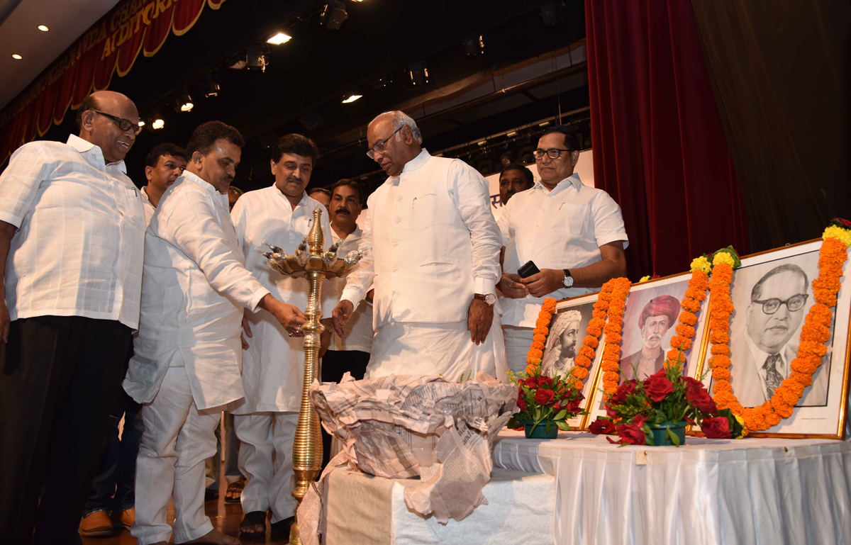 Mumbai Congress Karyakarta Melava in Chief Presence of AICC Congress Leader Mallikarjun Kharge at Shanmukhanand Hall .