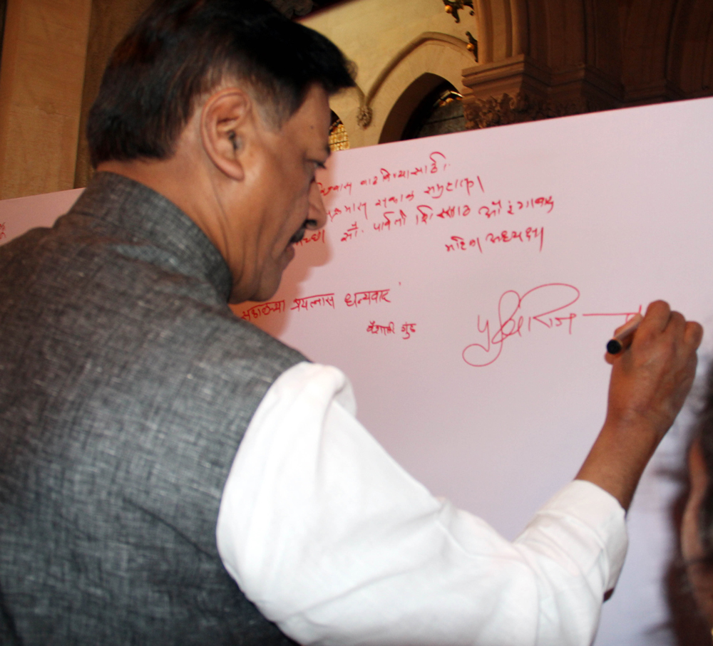 CHIEF MINISTER PRITHVIRAJ CHAVAN AT MUMBAI UNIVERSITY.