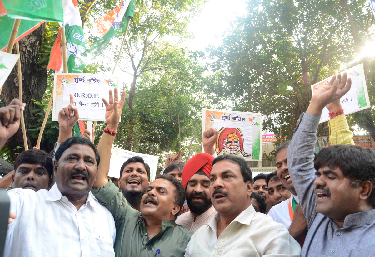 Mumbai Congress President Sanjay Nirupam Lead Protest with Congress Party workers at CST against Arrest of Cong VP Rahul Gandhi by Delhi Police.