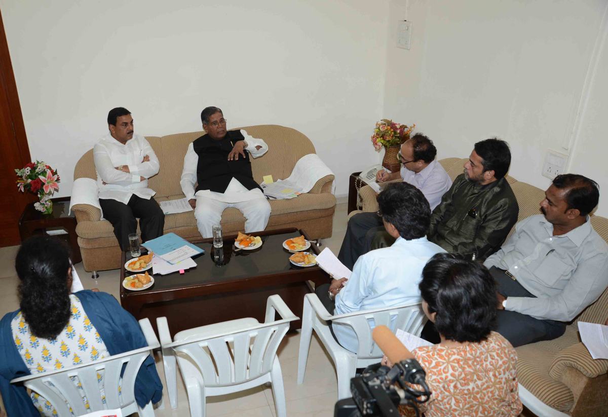 UNION MINISTER K.REHMAN WITH MINISTER MOHD.ARIF NASIM KHAN PRESS CONFERENCE AT MUMBAI.