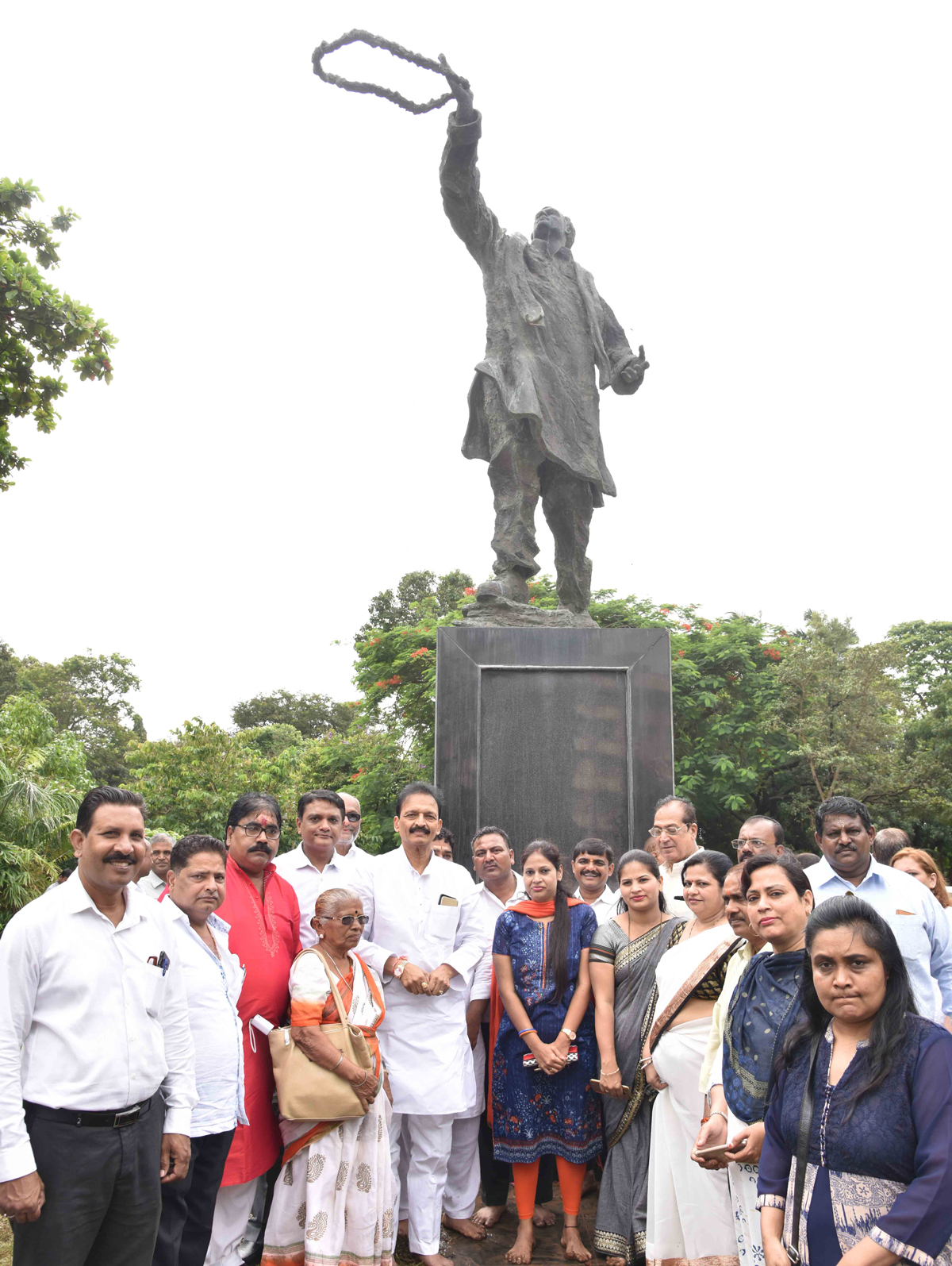 Mumbai Congress Party Leaders Paying Tribute to Bharat Ratna Former.Prime Minister Rajiv Gandhi on Birth Anniversary at Cooperage Ground.