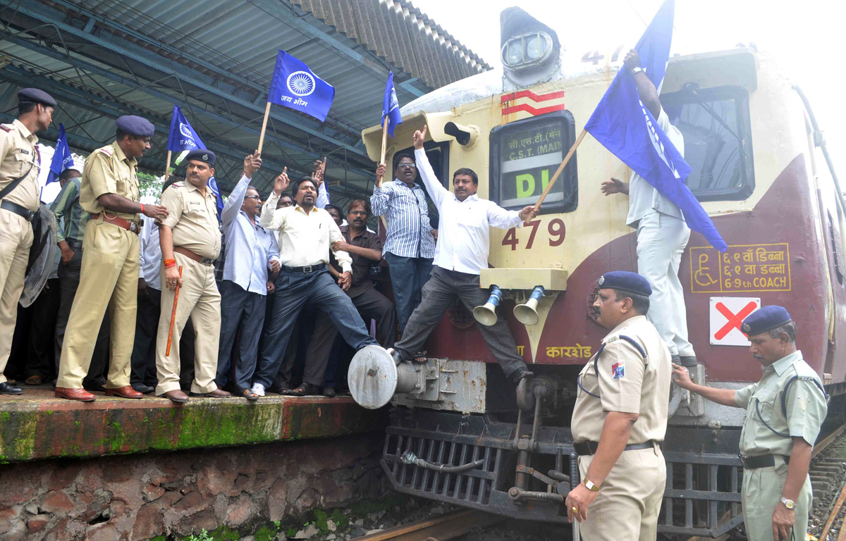 RPI PROTEST AT DOMBIVLI RAIL ROKO.