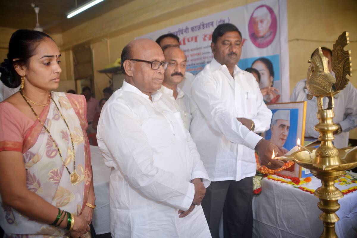 TRIBUTE TO LATE PRIME MINISTER OF INDIA PANDIT JAWAHARLAL NEHRU ON HIS BIRTH ANNIVERSARY AT CHEMBUR BY CONGRESS LEADERS.