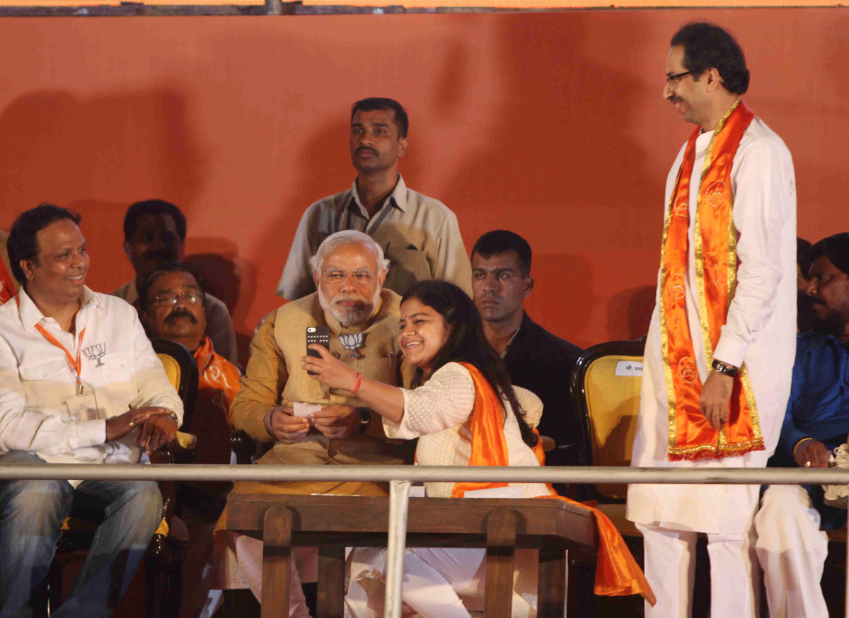 BJP Leader Narendra Modi & MP.Candidate Poonam Mahajan at BKC MMRDA Ground During Mahayuti Rally.