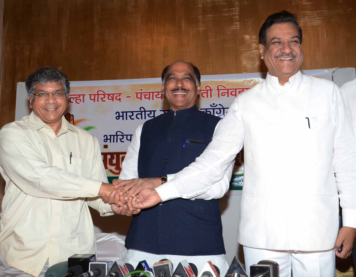 CHIEF MIINISTER PRITHVIRAJ CHAVAN,MPCC PRESIDENT MANIKRAO THAKARE &  BHARIP BAHUJAN MAHASANGH PRESIDENT PRAKASH AMBEDKAR PRESS CONFERENCE AT HOTEL SUNVILLE WORLI.