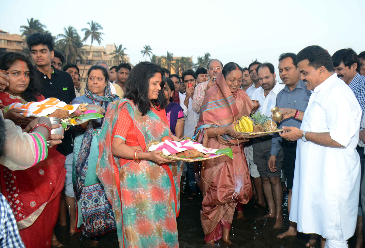 MRCC President Sanjay Nirupam & Former Speaker Of India Smt. Meera Kumar offfering Chhat Pooja at Juhu Chowpatty.