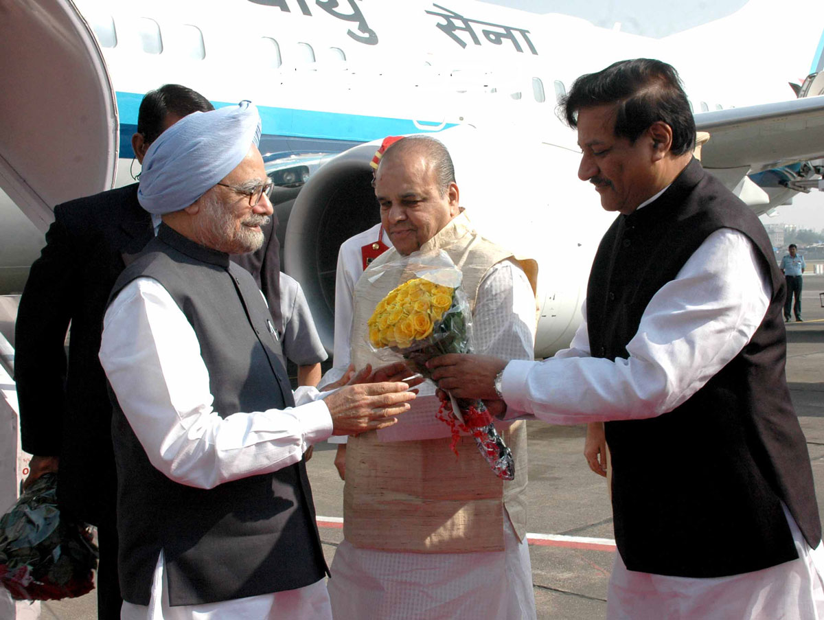 PRIME MINISTER MANMOHAN SINGH IN MUMBAI AT AIRPORT & ASIAN HEART INSTITUTE AT BKC.
