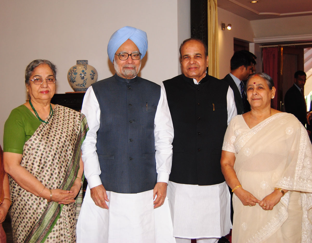 PRIME MINISTER MANMOHAN SINGH & GOVERNOR K.SANKARNARAYANAN AT RAJBHAVAN.