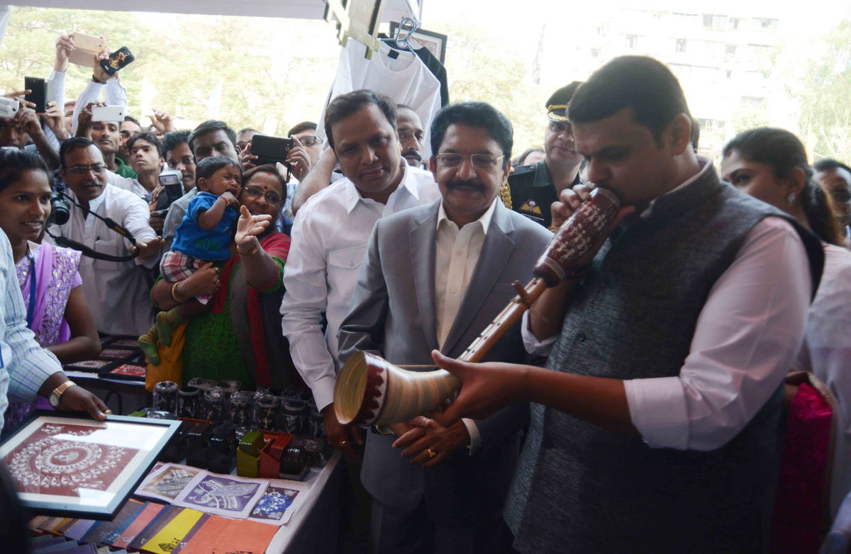 Governor Dr.Ch.Vidyasagar Rao & Chief Minister Devendra Fadnavis during Inauguration of Mahalaxmi Saras Exhibition at Bandra Reclamation.
