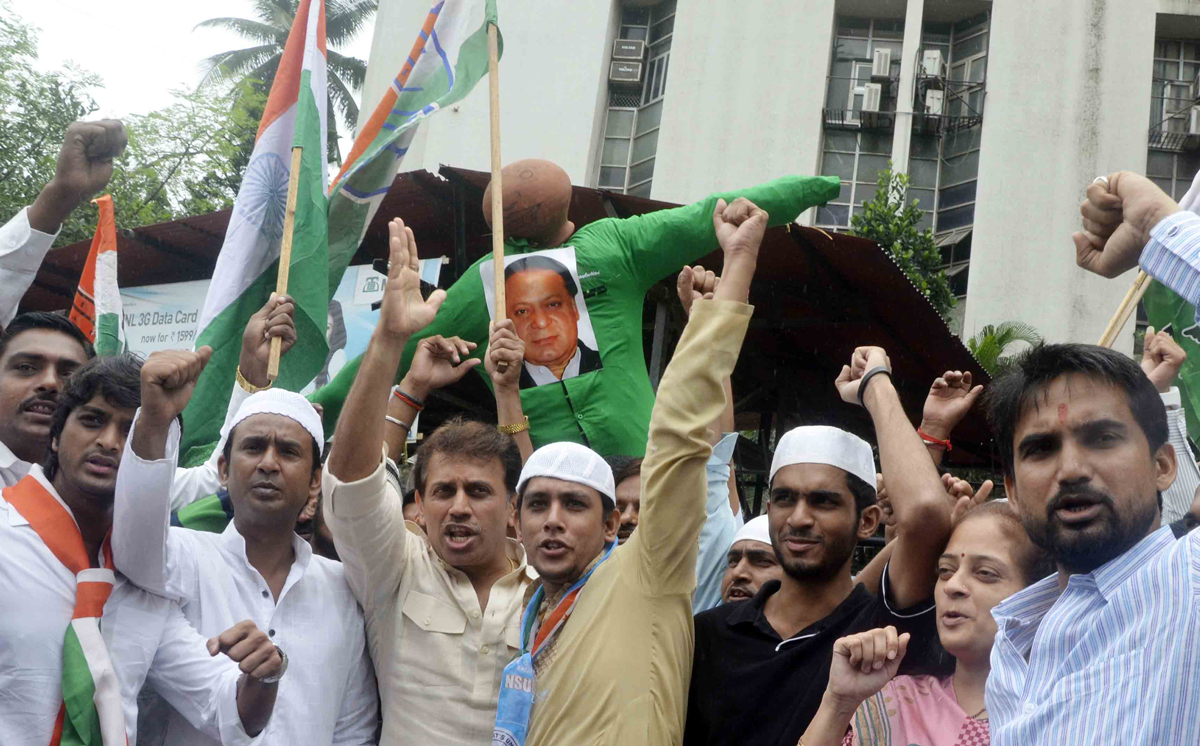 GOREGAON ASSEMBLY CONGRESS PROTEST AGAINST PAKISTAN BY LEAD OF YOUTH LEADER SAMEER DESAI AT GOREGAON MTNL JUNCTION.