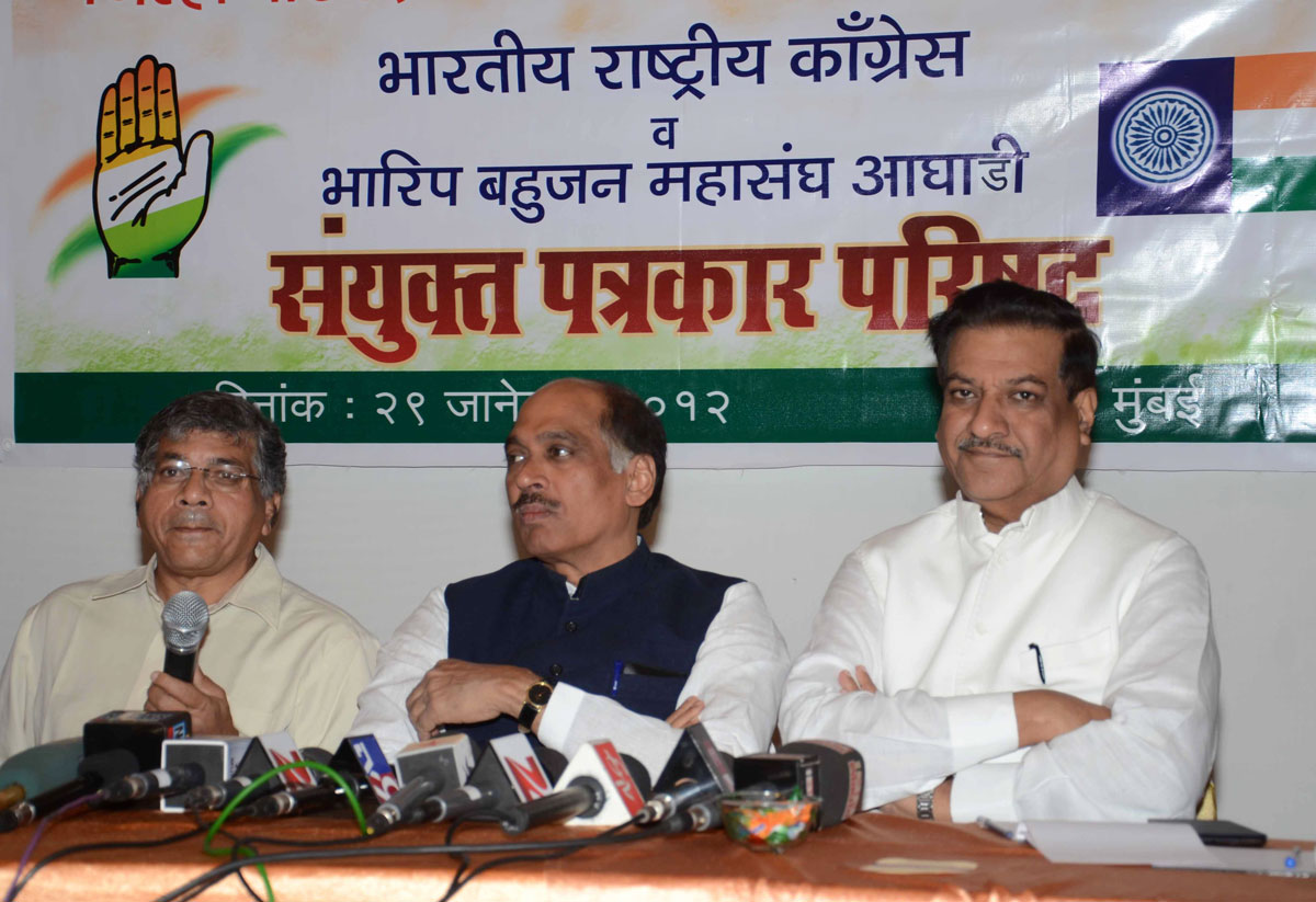 CHIEF MIINISTER PRITHVIRAJ CHAVAN,MPCC PRESIDENT MANIKRAO THAKARE &  BHARIP BAHUJAN MAHASANGH PRESIDENT PRAKASH AMBEDKAR PRESS CONFERENCE AT HOTEL SUNVILLE WORLI.