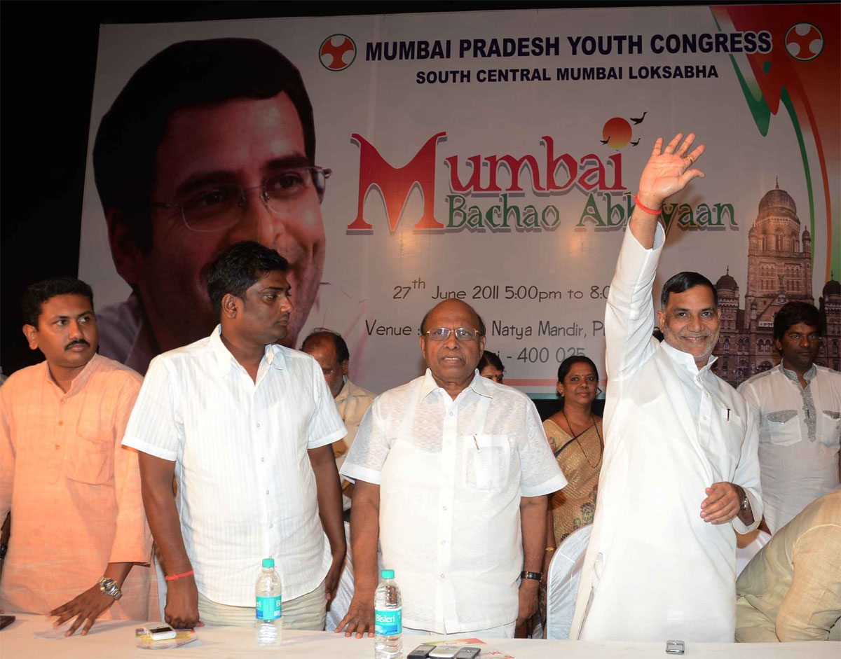 MRCC PRESIDENT & MLA KRIPASHANKAR SINGH AT RAVINDRA NATY MANDIR ON OCCASION " MUMBAI BACHAO ABHIYAAN"