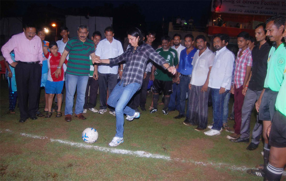 MP.PRIYA DUTT IN FOOTBALL TOURNAMENT AT KALINA AIRPORT GROUND.