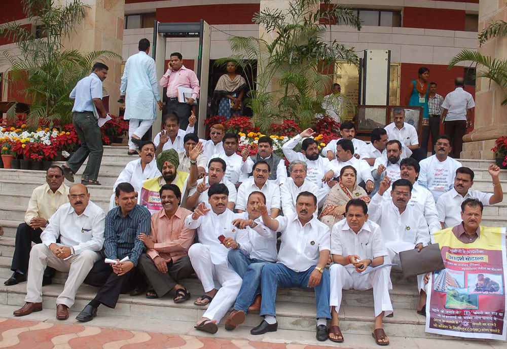 SENA BJP MLA PROTEST AT VIDHAN BHAVAN ON ADARSH SCAM.