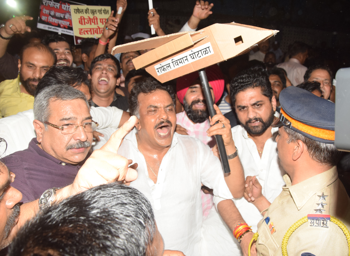 Mumbai Congress President Sanjay Nirupam Protest against Rafel Ghotala at Santacruz.