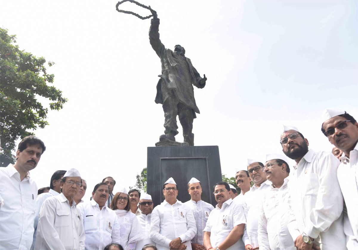 Mumbai Congress Leaders offering Floral Tribute to Former Prime Minister Bharat Ratna Rajivji Gandhi on 75th Birth Anniversary  at Cooperage Ground in Mumbai.